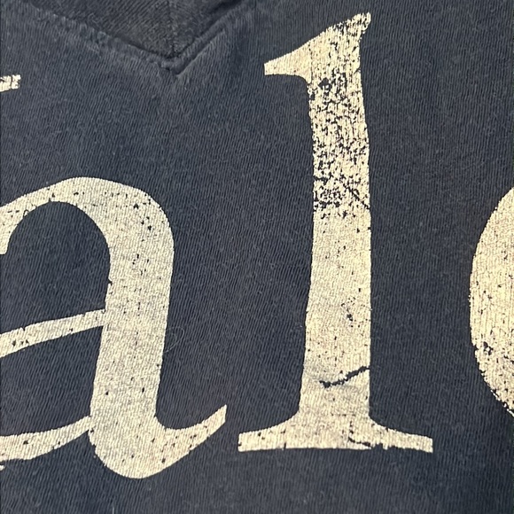 YALE Women’s V-Neck Blue and White Tee Shirt Distressed Lettering Size Small - Picture 10 of 11